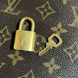 Authentic LV Lock & Key #320 🔐
